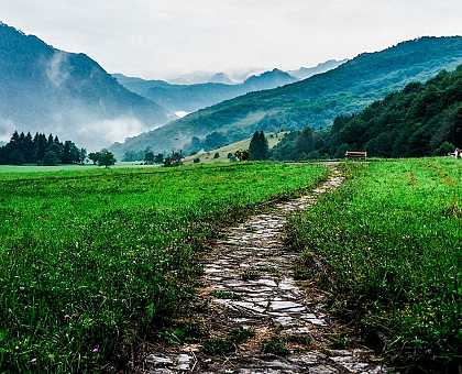 We recommend spring and autumm to walk.